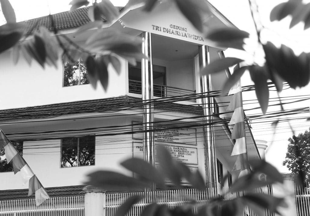 Lembaga Kebudayaan Rakyat Lekra yang dianggap sebagai underbouw PKI pernah berkantor di gedung yang kini menjadi kantor advokat.